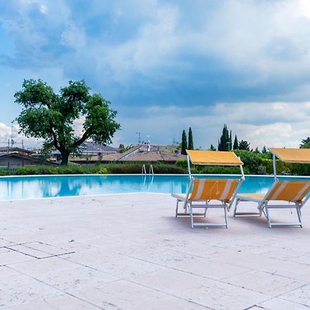 Oleandro Apartment - Featuring A Private Garden And Access To 5 Pools Desenzano del Garda Bagian luar foto