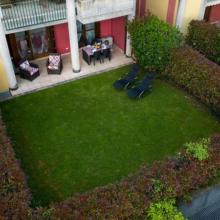 Oleandro Apartment - Featuring A Private Garden And Access To 5 Pools Desenzano del Garda Bagian luar foto