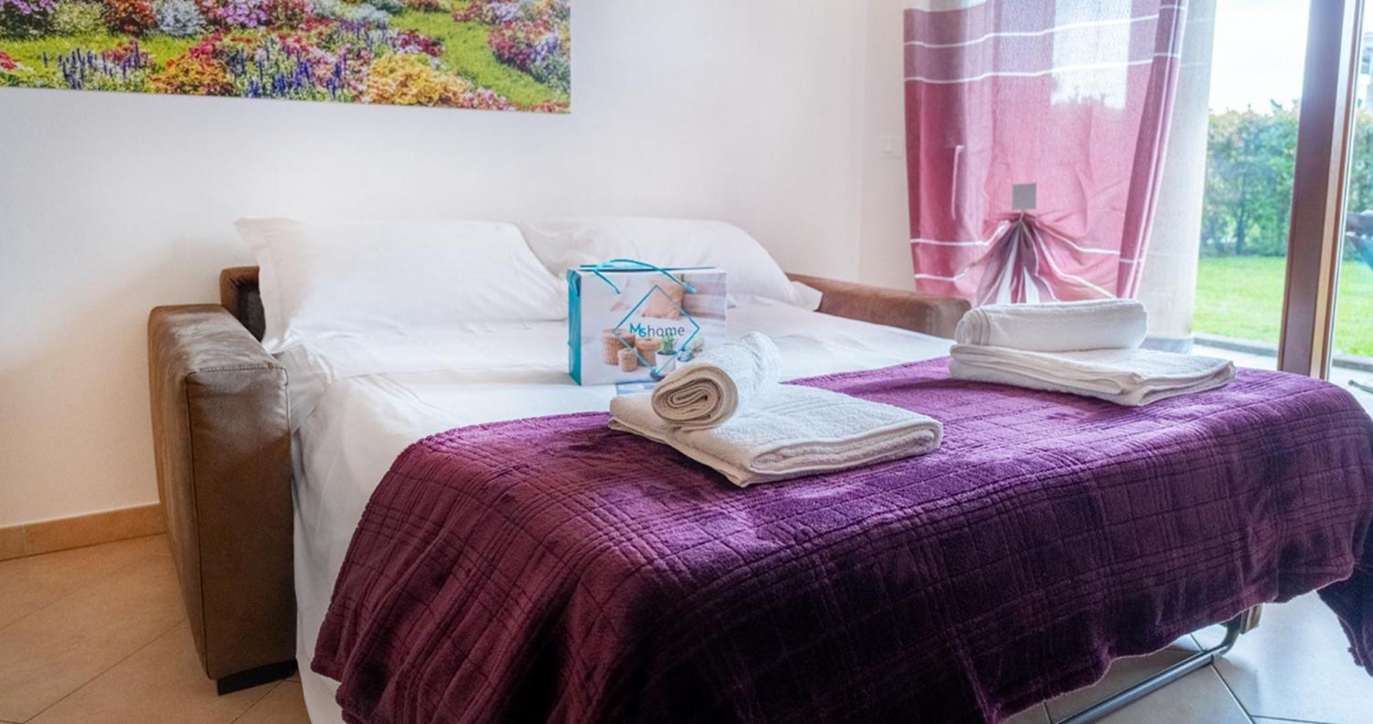 Oleandro Apartment - Featuring A Private Garden And Access To 5 Pools Desenzano del Garda Bagian luar foto
