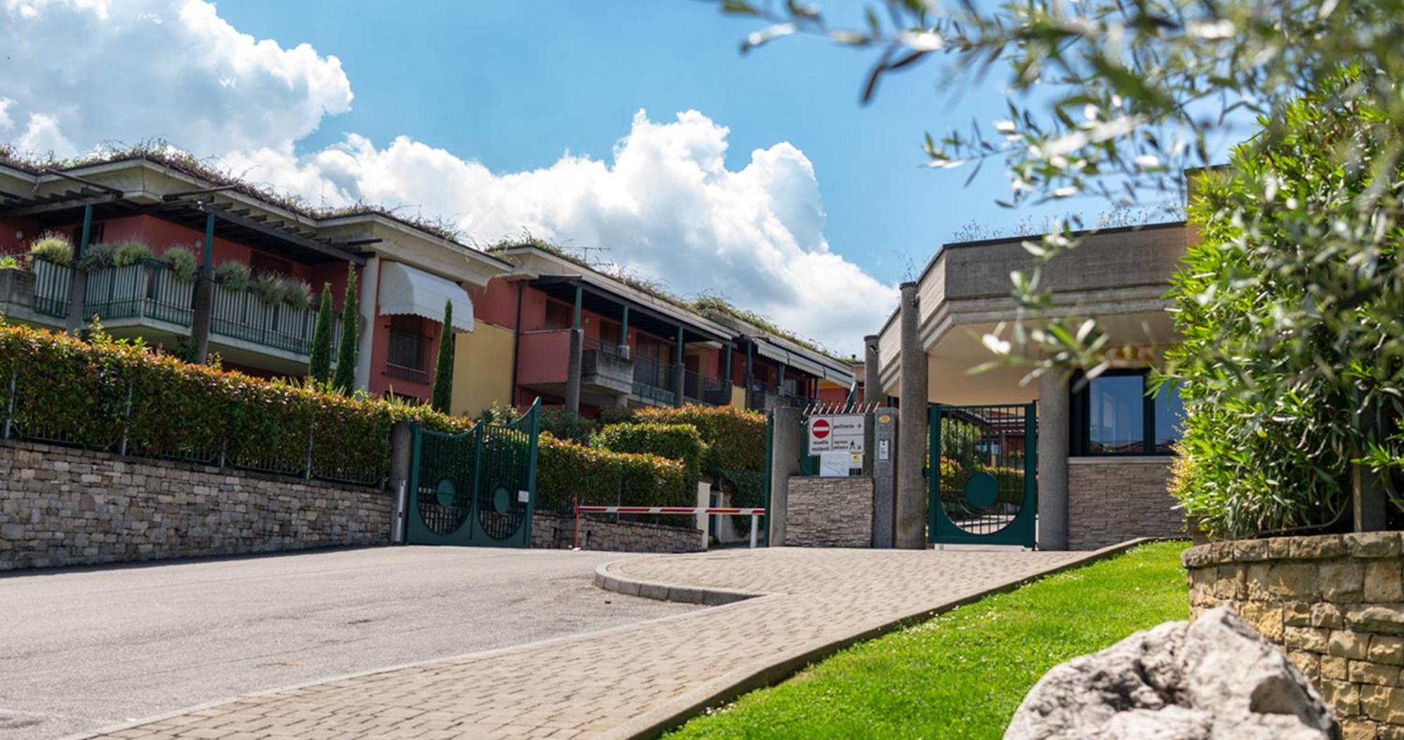 Oleandro Apartment - Featuring A Private Garden And Access To 5 Pools Desenzano del Garda Bagian luar foto