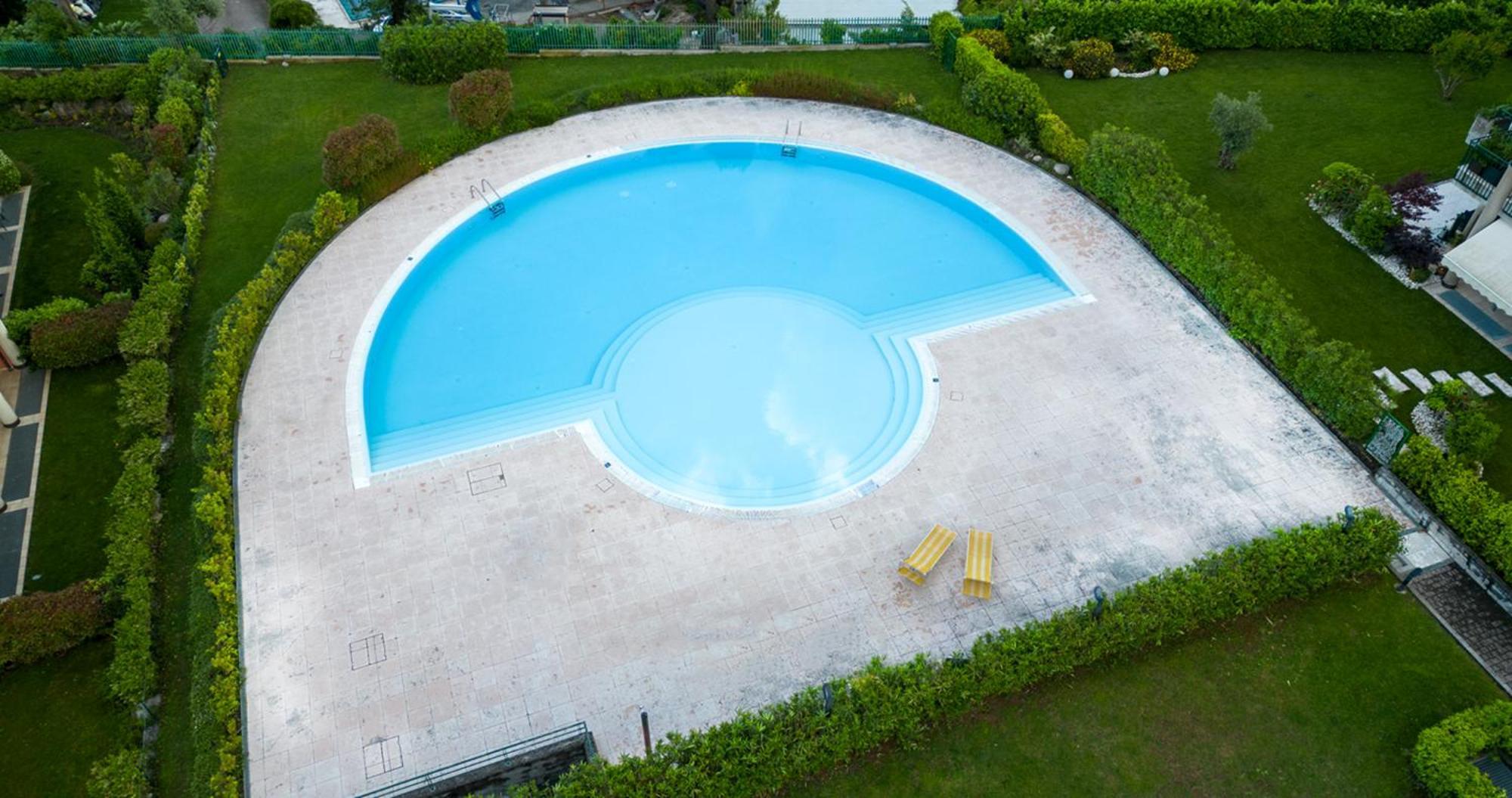 Oleandro Apartment - Featuring A Private Garden And Access To 5 Pools Desenzano del Garda Bagian luar foto
