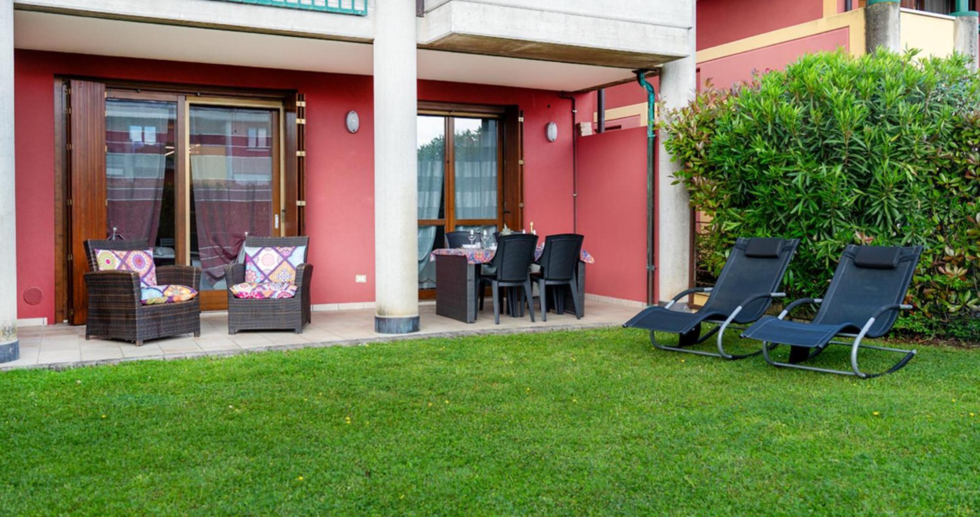 Oleandro Apartment - Featuring A Private Garden And Access To 5 Pools Desenzano del Garda Bagian luar foto